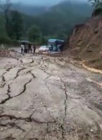 मालवाहक ट्रक सहित करिब ३ फिट सडक भासिँदा दाउने सडक पूर्ण अवरुद्ध, मर्मत कार्य चल्दै