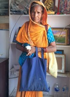 ७० बर्षिय सोना, फूल उद्यमीः दैलो दैलोमा फूल पुर्याएउँदै जीवन चलाउँदै 