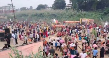 छठ पर्वको मुख्य दिन आज अस्ताउँदो सूर्यलाई अर्घ दिइयो, भोलि बिहान उदाउँदो सूर्यलाई अर्घ दिइने