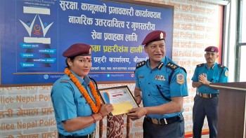 सडकमा व्यथाले छट्पटिएकी चन्द्रालाई सुत्केरी गराउने प्रहरी जवान चन्द्रिका पुरस्कृत