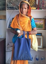 ७० बर्षिय सोना, फूल उद्यमीः दैलो दैलोमा फूल पुर्याउँदै जीवन चलाउँदै 
